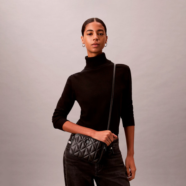 bandolera-acolchada-con-doble-cremallera-y-logo-emblematico