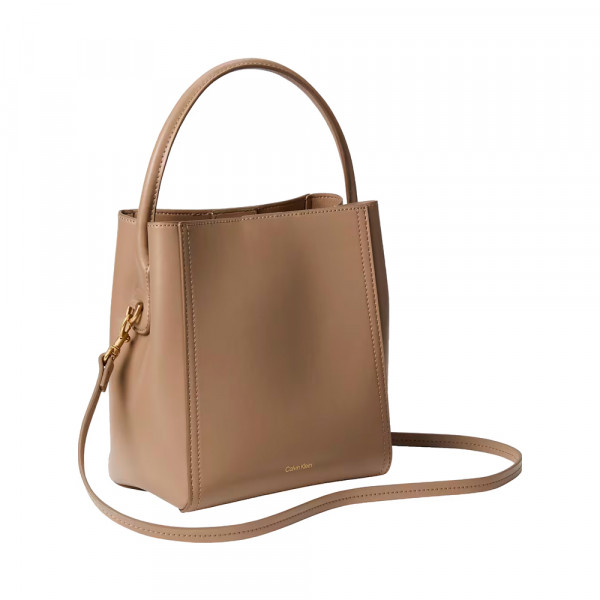 sac-seau-orne-d-un-logo-monogramme-et-d-accessoires-metalliques