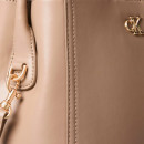 bolsa-tipo-saco-com-logotipo-monogramado-e-detalhes-em-metal