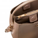 sac-seau-orne-d-un-logo-monogramme-et-d-accessoires-metalliques