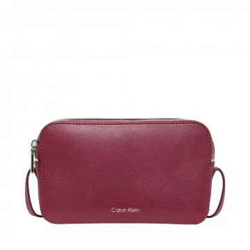 bolsa-transversal-com-logotipo-metalico