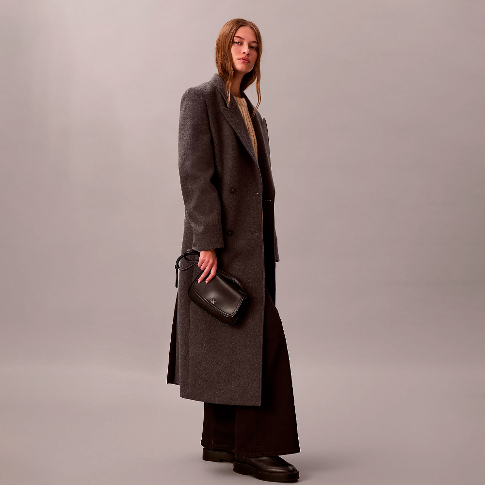 Calvin Klein Jeans Bolsa con solapa para cámara con monograma – imagen 5