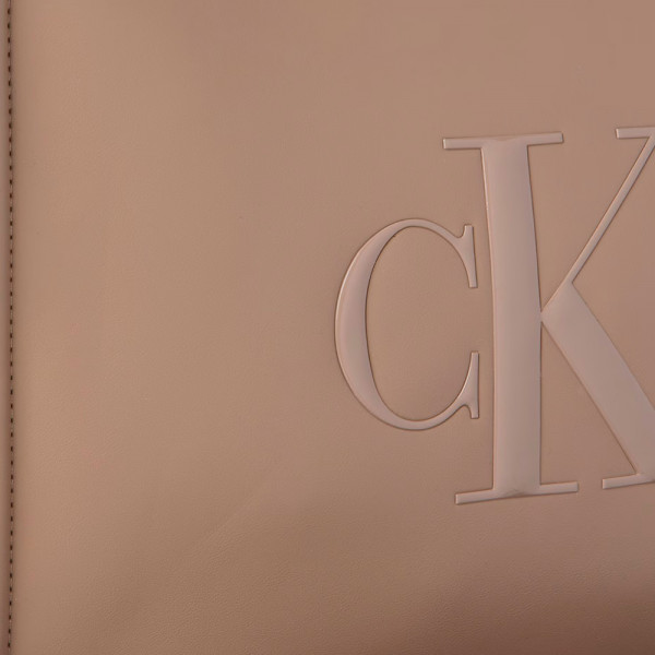 bolso-tote-con-monograma-grabado