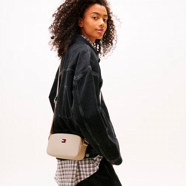 borsa-a-tracolla-essenziale-con-logo-in-metallo