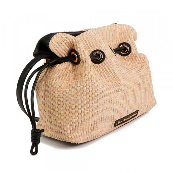 tasche-in-kontrastierender-raffia-optik