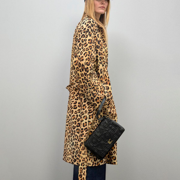 schultertasche-mit-uberschlag-und-logostickerei