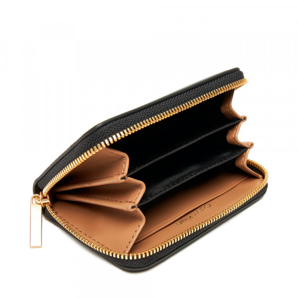 cartera-cuadrada-con-cremallera-y-logo-en-lamina-metalica