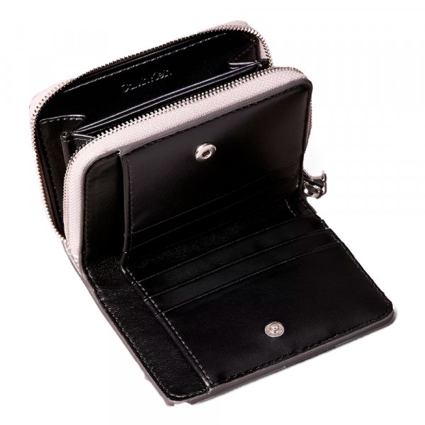 portefeuille-zippe-avec-monogramme-en-metal