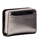 cartera-con-cremallera-y-monograma-metalico
