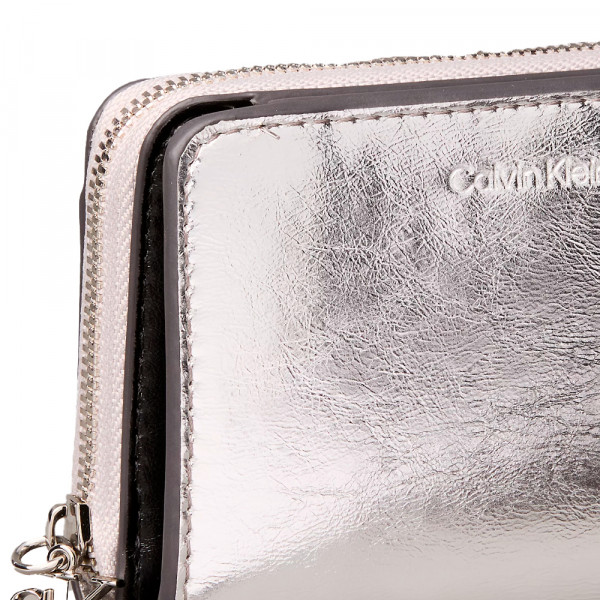 cartera-con-cremallera-y-monograma-metalico