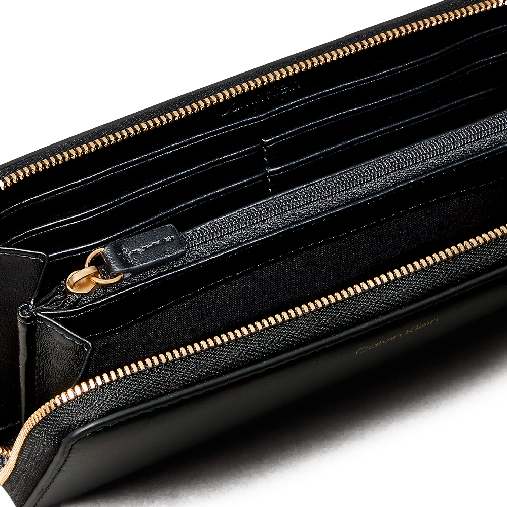Calvin Klein Jeans Cartera larga con cremallera y herraje de monograma – imagen 2
