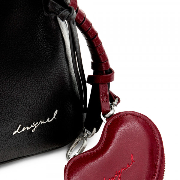 mittelgrosser-rucksack-mit-herzanhanger