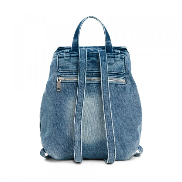 petit-sac-a-dos-avec-breloques-en-denim