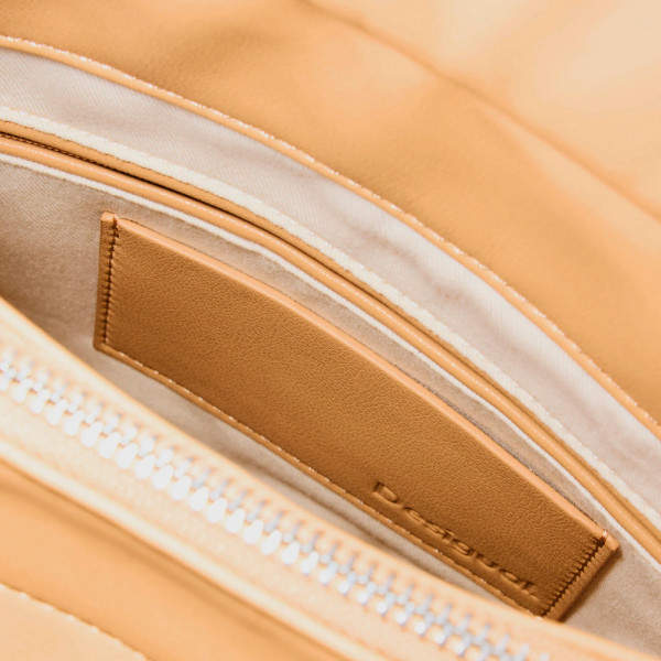 mochila-pequena-de-rafia-com-pingentes