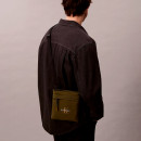 borsa-piatta-in-nylon-con-logo-monogramma