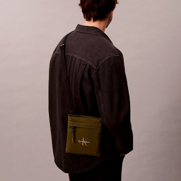 bolsa-plana-de-nailon-con-logo-monograma