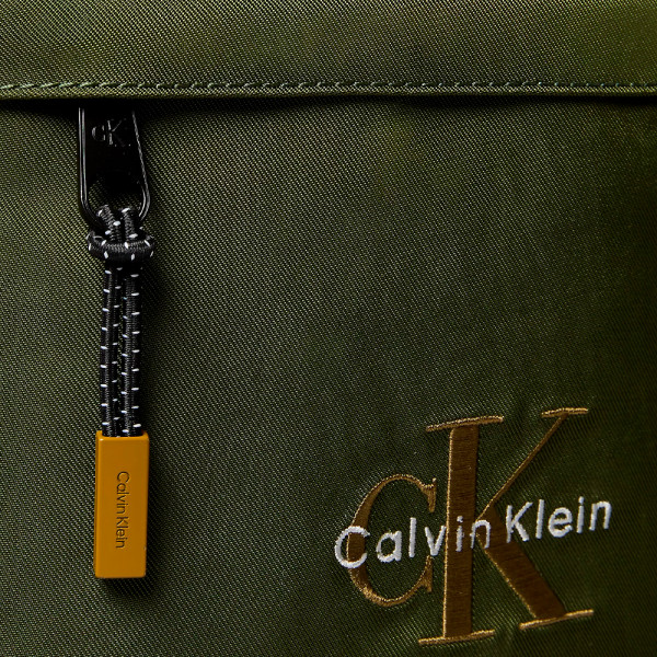 bolsa-plana-de-nailon-con-logo-monograma