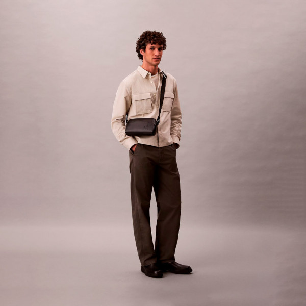 bolso-cruzado-con-logo-monograma-grabado