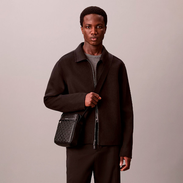 reportertasche-mit-eingraviertem-ikonischen-logo