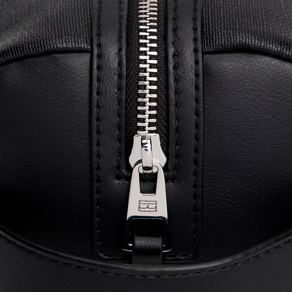 moderner-kulturbeutel-mit-metallischem-logo