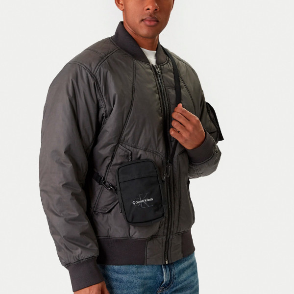 bolsa-transversal-slim-reporter-com-logo-em-negrito