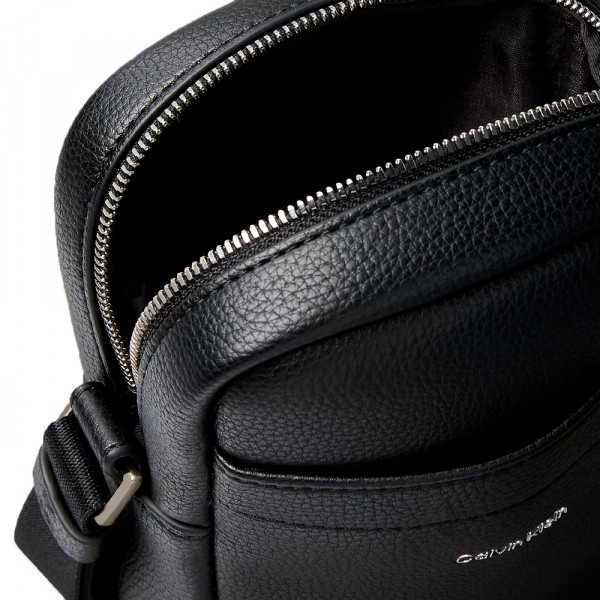 schmale-reportertasche-mit-erhabenem-logo-emblem