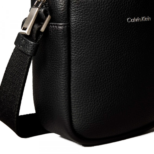 borsa-reporter-sottile-con-placca-con-logo-in-rilievo