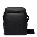 borsa-a-tracolla-da-reporter-con-monogramma-inciso