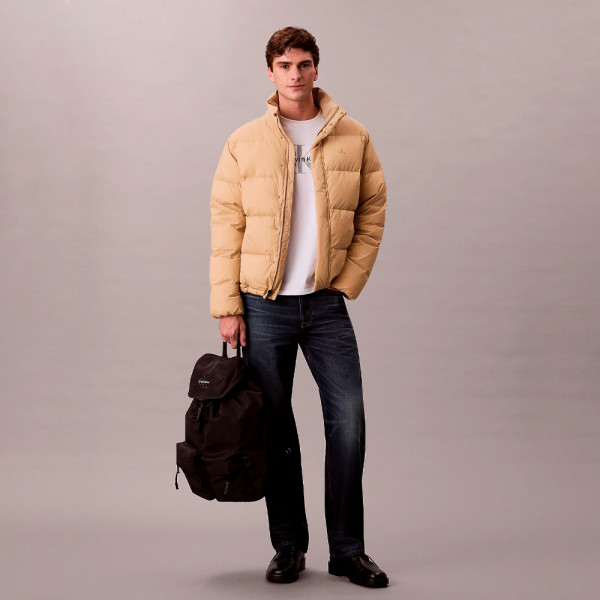 mochila-con-solapa-superior-de-nailon-con-logo-monograma