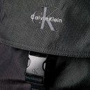 mochila-de-nylon-com-aba-e-logotipo-de-monograma