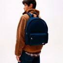 mochila-essential-con-logo