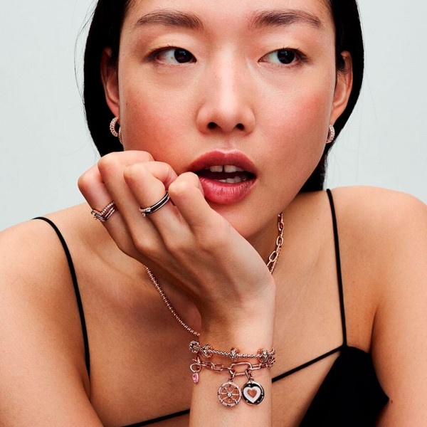 amuleto-de-medalhao-de-coracoes-pandora-me-783080c01