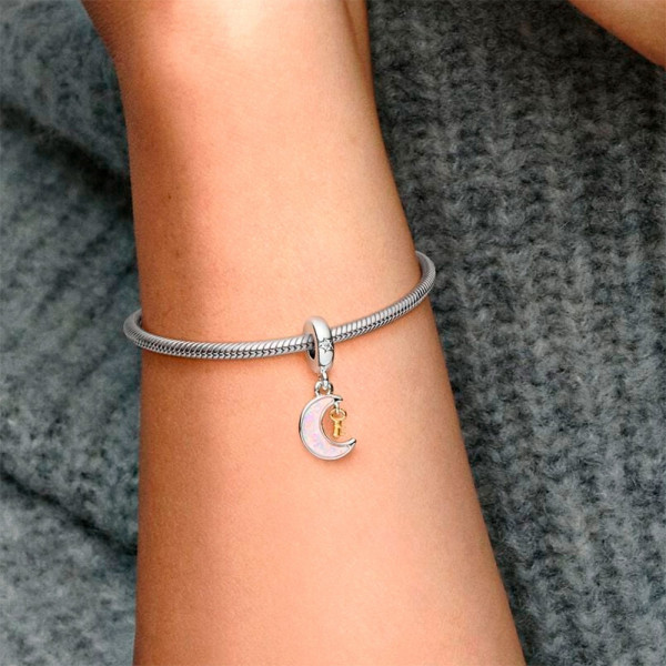 charm-pendentif-lune-et-cle-en-deux-tons-762985c01