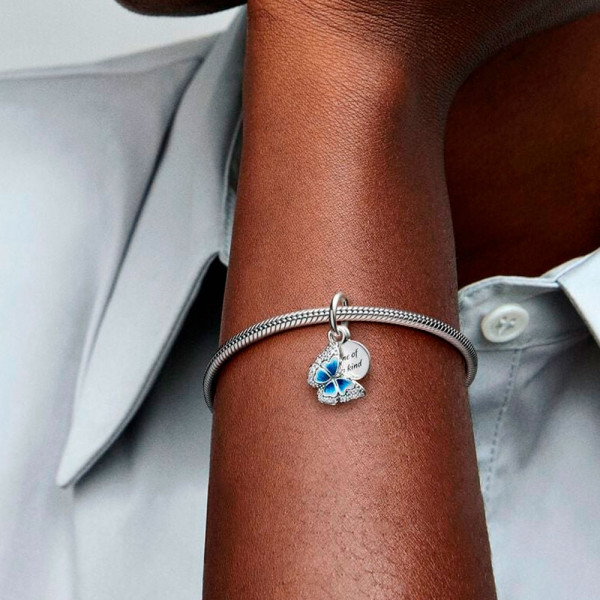 doppelter-blauer-schmetterlingsanhanger-und-zitat-790757c01