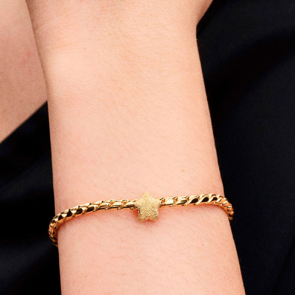 breloque-mini-etoile-texturee-en-or-14-carats-764050c00
