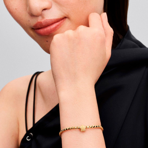 mini-ciondolo-a-forma-di-stella-con-rivestimento-in-oro-14k-testurizzato-764050c00