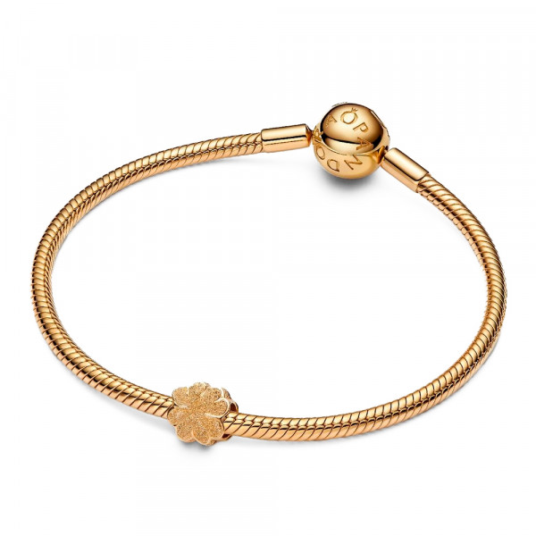 charm-mini-trebol-textura-recubrimiento-en-oro-de-14k-764047c00