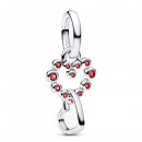 charm-anhanger-mit-verbundenen-herzen-und-roten-edelsteinen