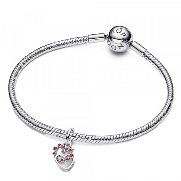 charm-anhanger-mit-verbundenen-herzen-und-roten-edelsteinen
