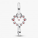 charm-anhanger-mit-verbundenen-herzen-und-roten-edelsteinen
