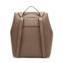 mochila-grande-con-solapa-y-logo-en-lamina-metalica