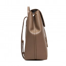 mochila-grande-con-solapa-y-logo-en-lamina-metalica