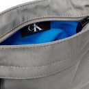 bolsa-de-ombro-plana-em-nylon-com-logotipo-monogramado