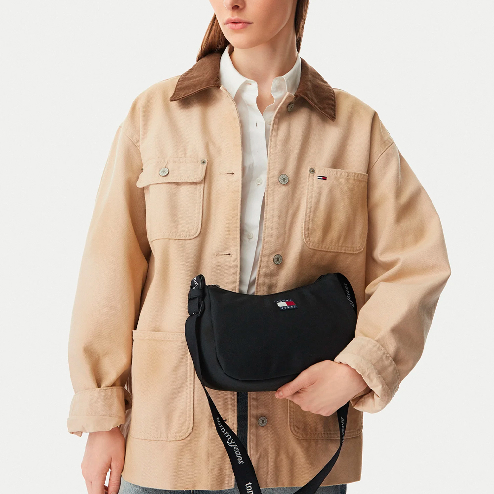 Tommy Jeans Bolso de hombro 'Essential Repeat Logo Shoulder'  rojo cereza / negro / blanco – imagen 5