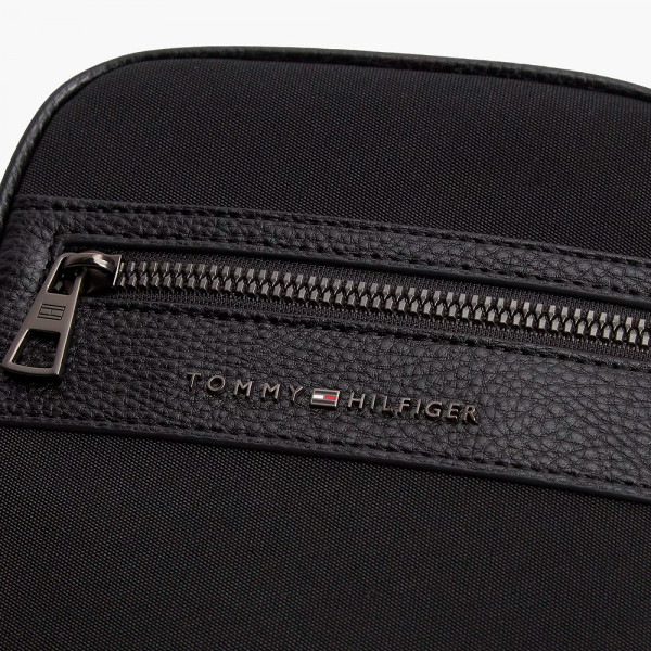 bolso-reporter-con-mezcla-de-texturas-y-logo