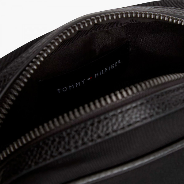 reportertasche-mit-unterschiedlichen-texturen-und-logo