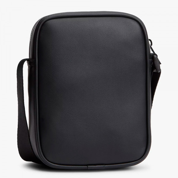reporter-shoulder-bag-with-distinctive-strap