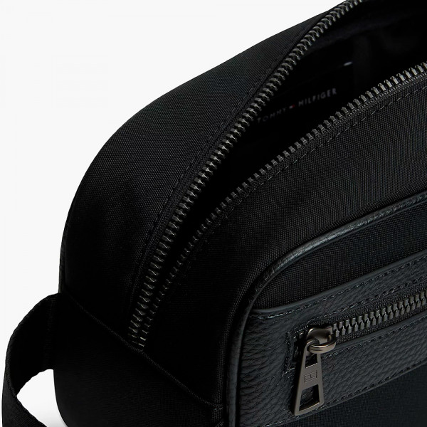 necessaire-com-texturas-variadas-e-logotipo