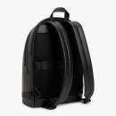 rucksack-mit-abzeichen-und-markantem-band