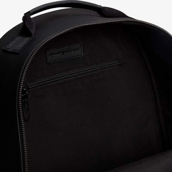 mochila-con-parche-con-logo